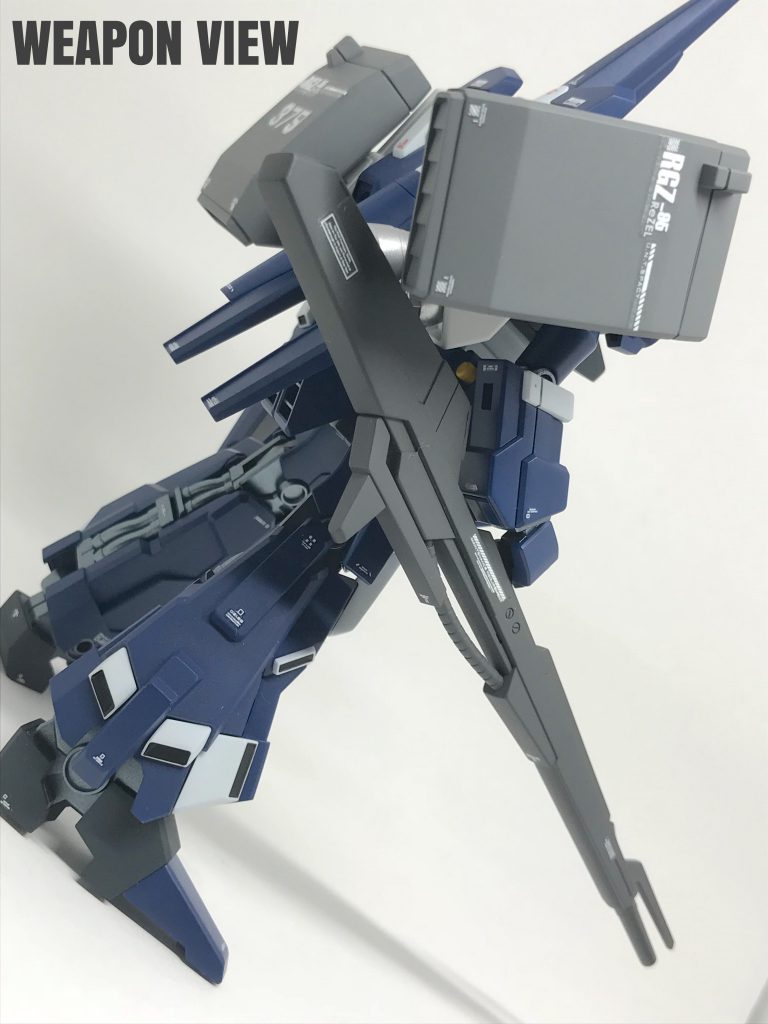 メインウェポンであるロングビームライフル
ですが、以前投稿したZⅡと同じ様に持ち手
の取付位置を変えてます。
公式設定ではZⅡとリゼルは同じ開発系譜に
連なる機体で、武器の転用や相性は良い筈
ですので、この脳内設定は『あり』だと
思います。  (●´ω｀●)