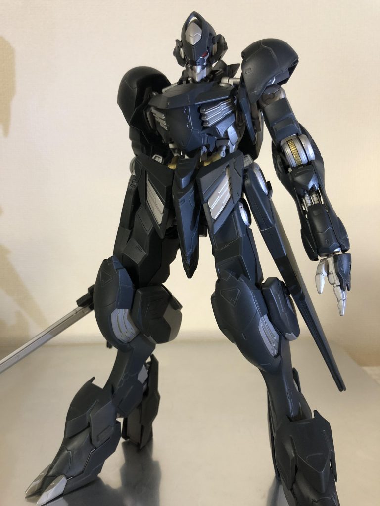 この機体はルプスの角や肩などのパーツを切り取りスマートな機体を目指して製作しました。イメージはメタルギアライジングの雷電です。