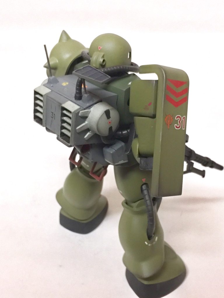 見下ろす感じで。
集光板は塗り分け方が良くわからず、縁をメタリックグレー、内側をガンメタの上にクリアブルーを塗って仕上げてみました。何となくソーラーパネル感が出ていると良いのですが…