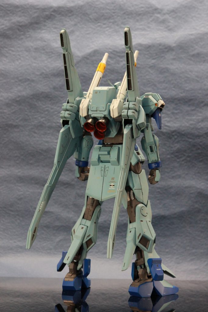 装甲裏はエナメルブラックをブラシ塗装しています。デカールはガンダムデカール、HIQパーツ製を使っています。