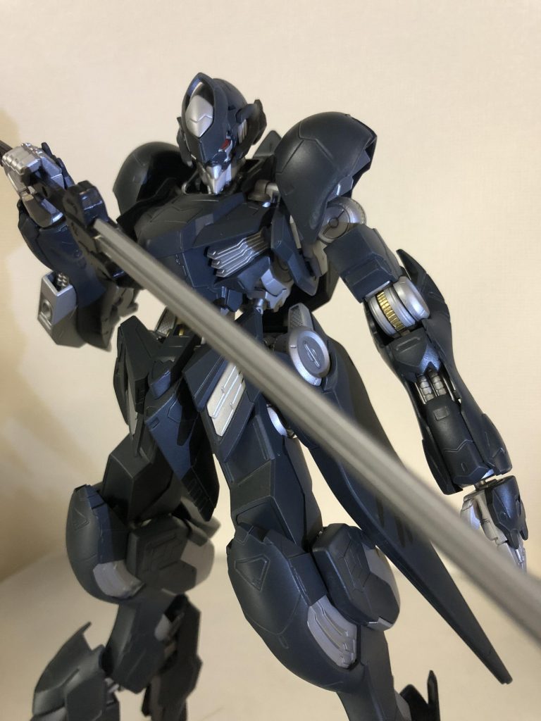 一応、ポージングをしてみました。
刀という武器がシンプルなので逆に難しかったです。あと塗装剥げが怖かったです…実際撮影中に結構ボロボロになりました…
