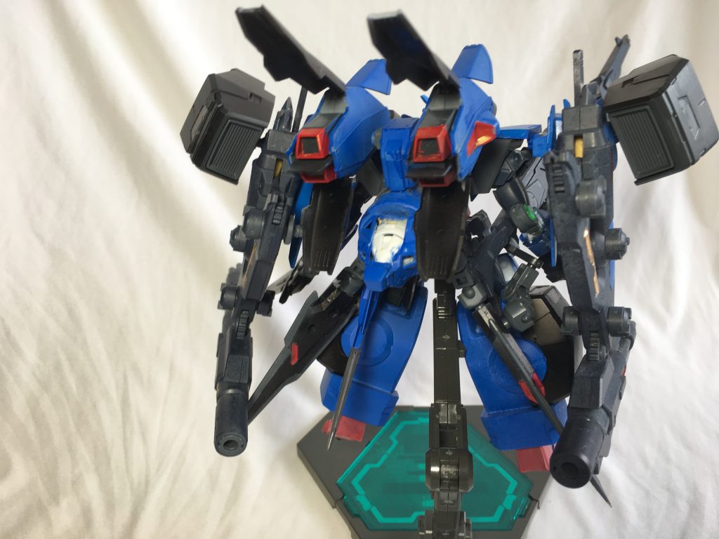 000(オーズ)の由来たる3機目のGNドライブはプトレマイオスアームズのキャノン部を改造して埋め込み、肩に伸びるザクウォーリアーのブレイズウィザードミサイルコンテナや下部のバインダーガンの推進部などへGN粒子を供給し、重装備時の重量を支える推力を供給している。