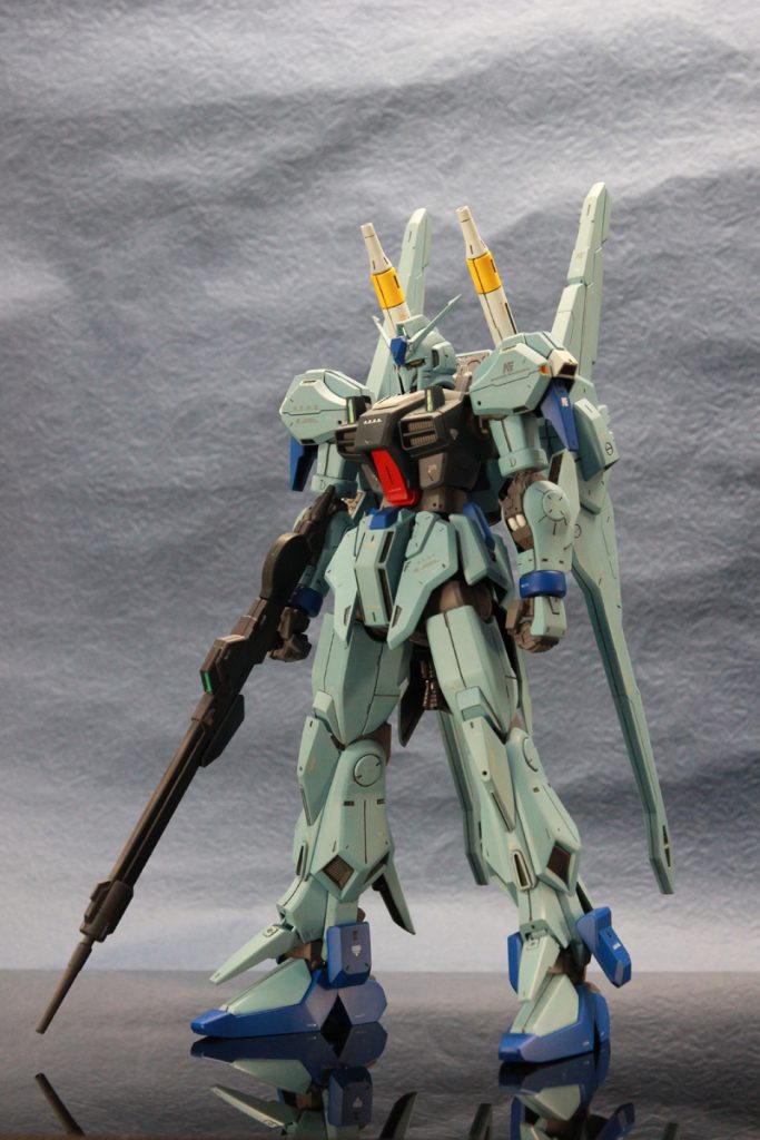 カラーはメインがエアスペリオリティブルー（クレオス）です。その他にブルー2色、グレー3色、白、黄、赤を使っています。関節部分の白は筆塗しています。トップコートはガイアのEXフラットです。