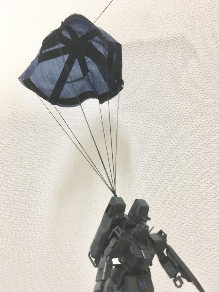 100均の端切れと裁縫糸でパラシュートを工作したものの良い感じに傘が開いてくれずに試行錯誤してなんとか作れました。
最初は扇風機の風を当ててたんですが風量が強すぎてバランスが取らずに断念。
エアコンの風がちょうど良い風力だったので、この写真は送風口の前で手に持って90度傾けて撮ってますw
