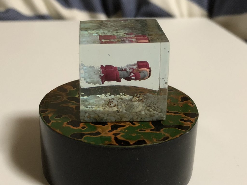 薄く筋が見えるのは一旦固めて高さや場所を固定した為です。