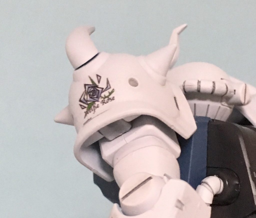 左肩には自作したエンブレムを貼っています。
ラルしかりノリスしかり、グフにはベテランパイロットが似合いますよね。
本日はこれにて。
ありがとうございましたm(_ _)m