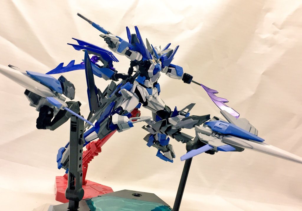 背中に付いてたGNシールドビットは敵機の錯乱や乱戦に誘導することの他に、GNフィールドを張って味方の援護をすることができます!