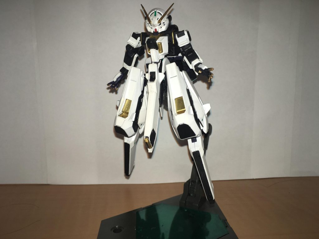 基本的には色変えしかしていませんが改造後の干渉を避けるために肩のブレード？は付けていません。