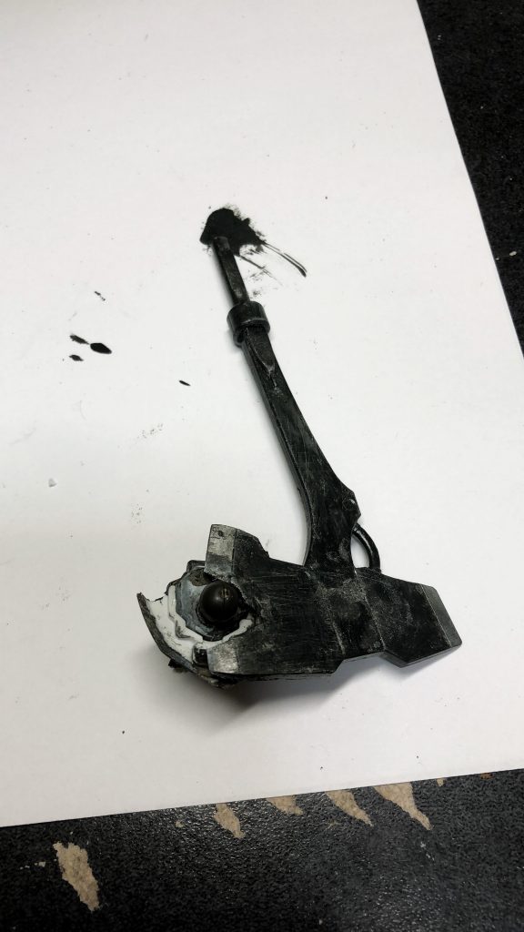 斧を少し切り、左肩部分とくっつけました。かなり細かく調整しました。