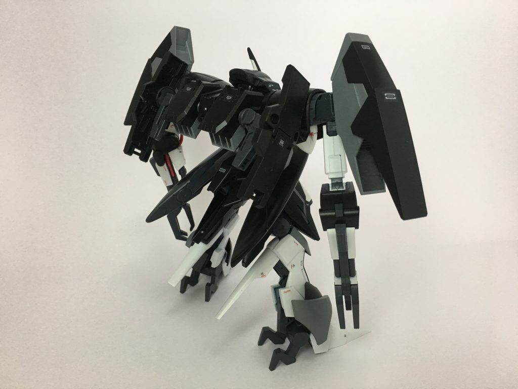 【リアビュー】
擬似ツインドライブシステムによる恩恵は凄まじく、膨大な粒子量を惜しみなくスラスターなどに充てている。
火力向上にも役立ち、GNフィールドの強度もより頑丈なものとなった。