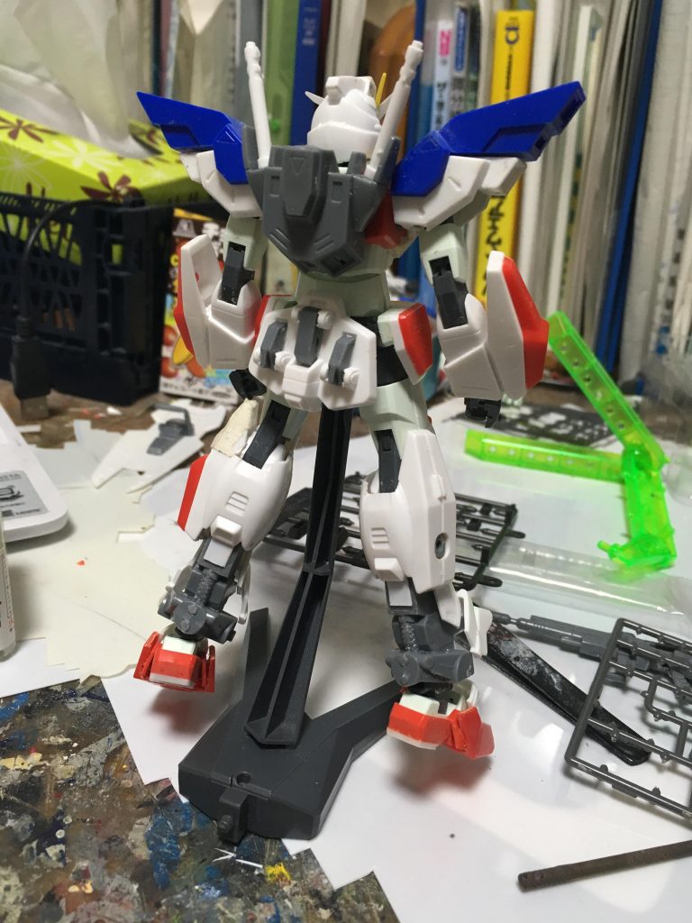 塗装前の状態。二の腕や太腿部はベース機のものをそのまま使用。フェイスにはHGrevive ガンダムのものに変えています。