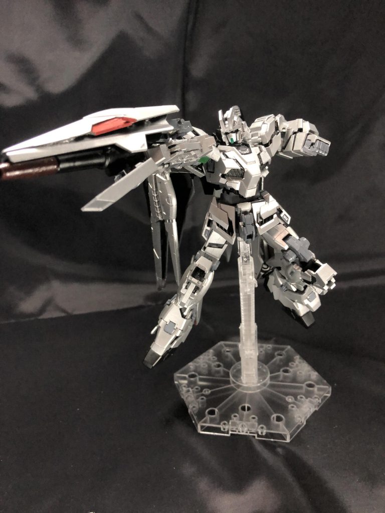 またバックパックに付いているキャノンを腕につけ、使用されている場面が目撃されている