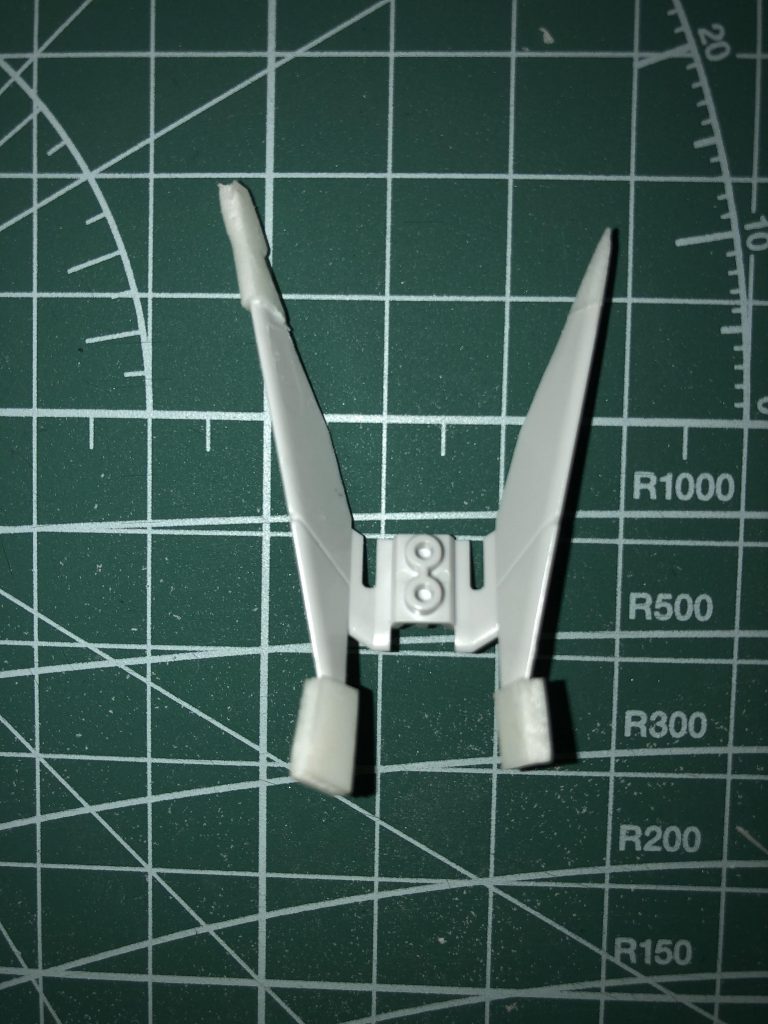 ライフルのウィング等、プラ板で延長してから尖らせています。