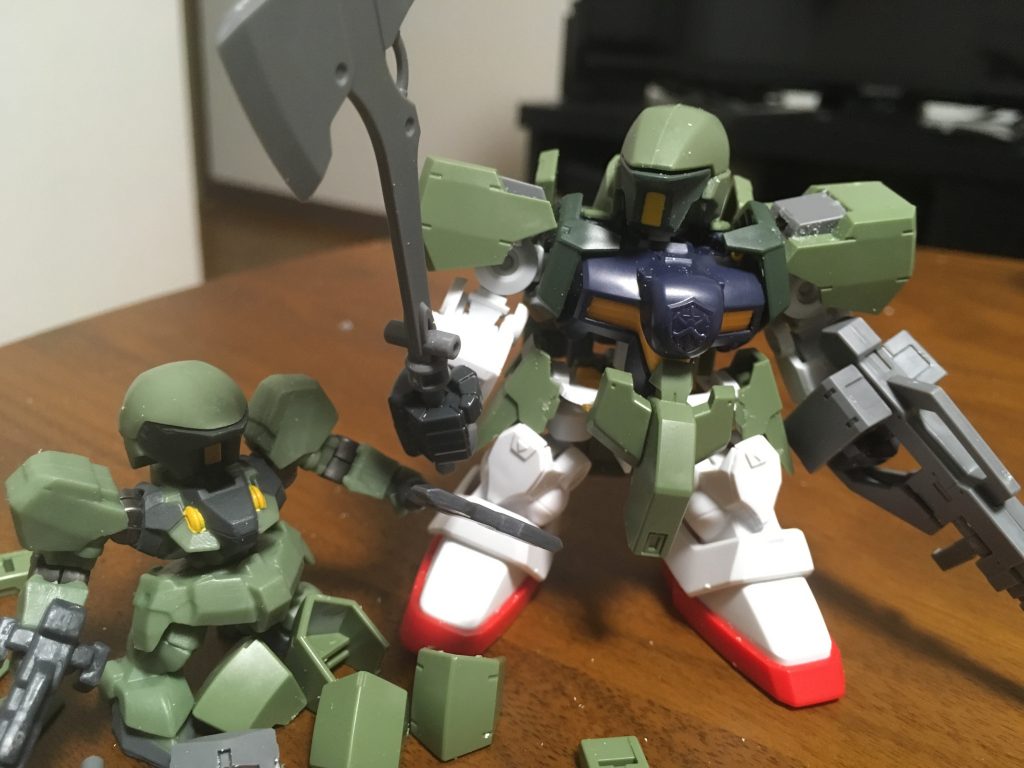 グレイズのアーマーをガンダムの装甲にぺたぺた。ガンダムの足ではつま先が上を向いてることに気づき、まだ加工がしやすそうなクロスボーンに付け替え。完成形が見えてきました。