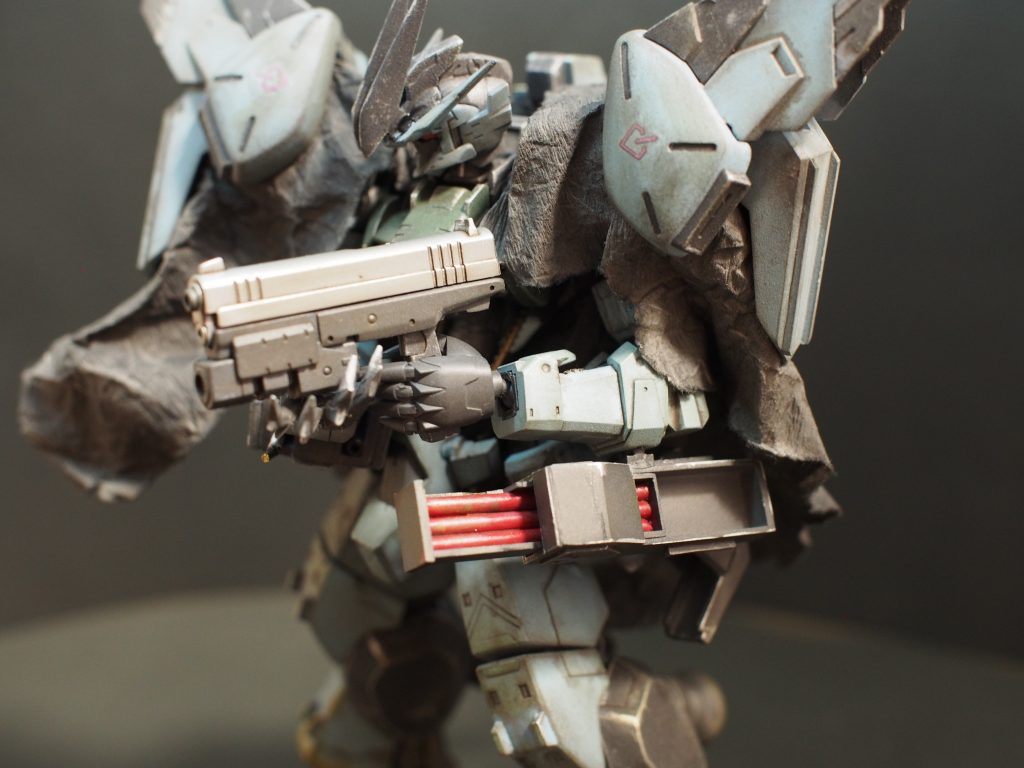 左腕にはデスペナルティの補充用マガジンが装備されている。
マガジンは交換式ではなく補充式となっており、いかなる時でも弾の無駄無く装填が可能である。