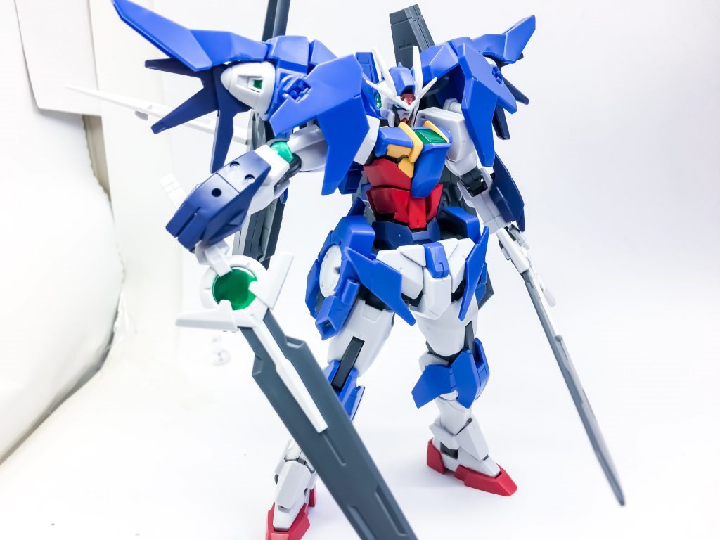 ## 武装
*その1 GNダイバーソード*
剣そのものにGNコンデンサーが内蔵され、斬撃時にエネルギー波を発生させる大型剣
腰部に収納される