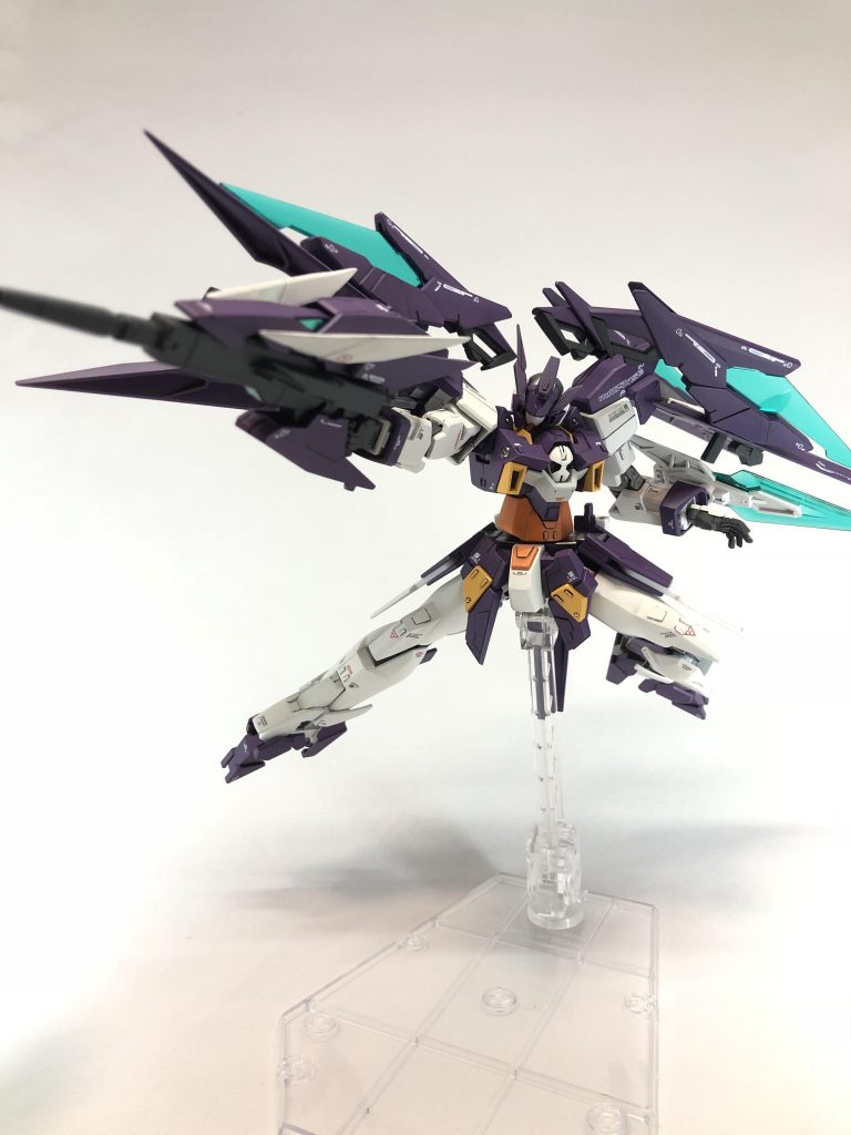 ハイパードッズライフルマグナムは、そのまま使用されている。上記兵装と組み合わせ、近距離〜遠距離に幅広く対応できる。