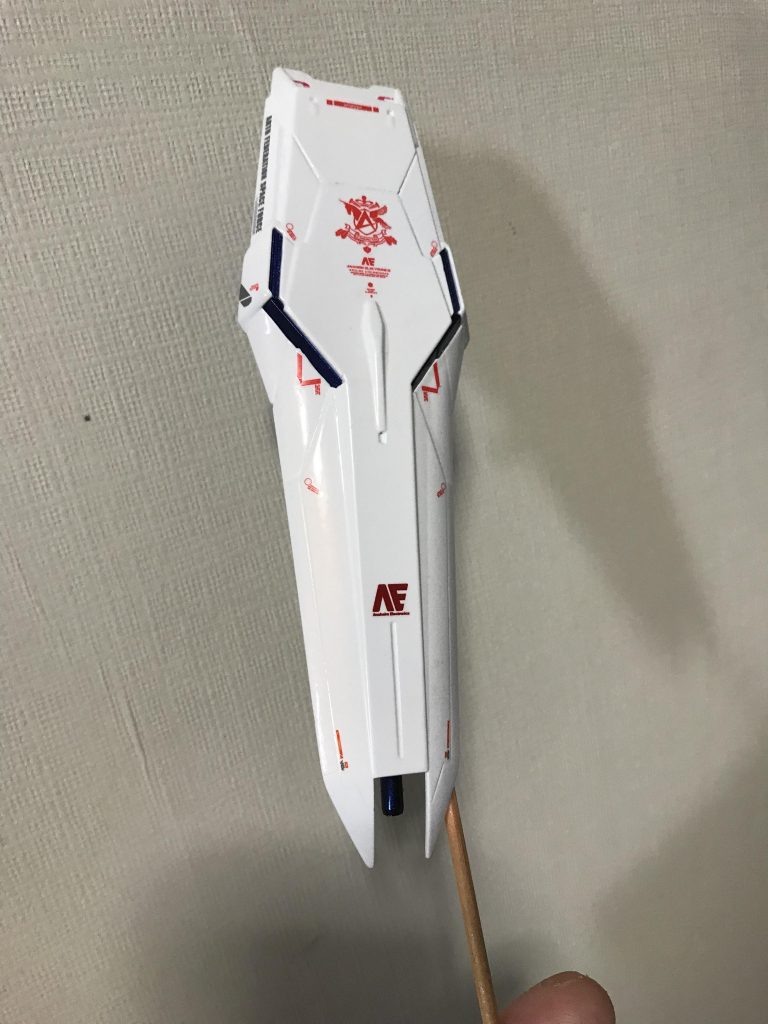 シールド。標準のデカールだけだと少し寂しかったので、数カ所、追加しています。