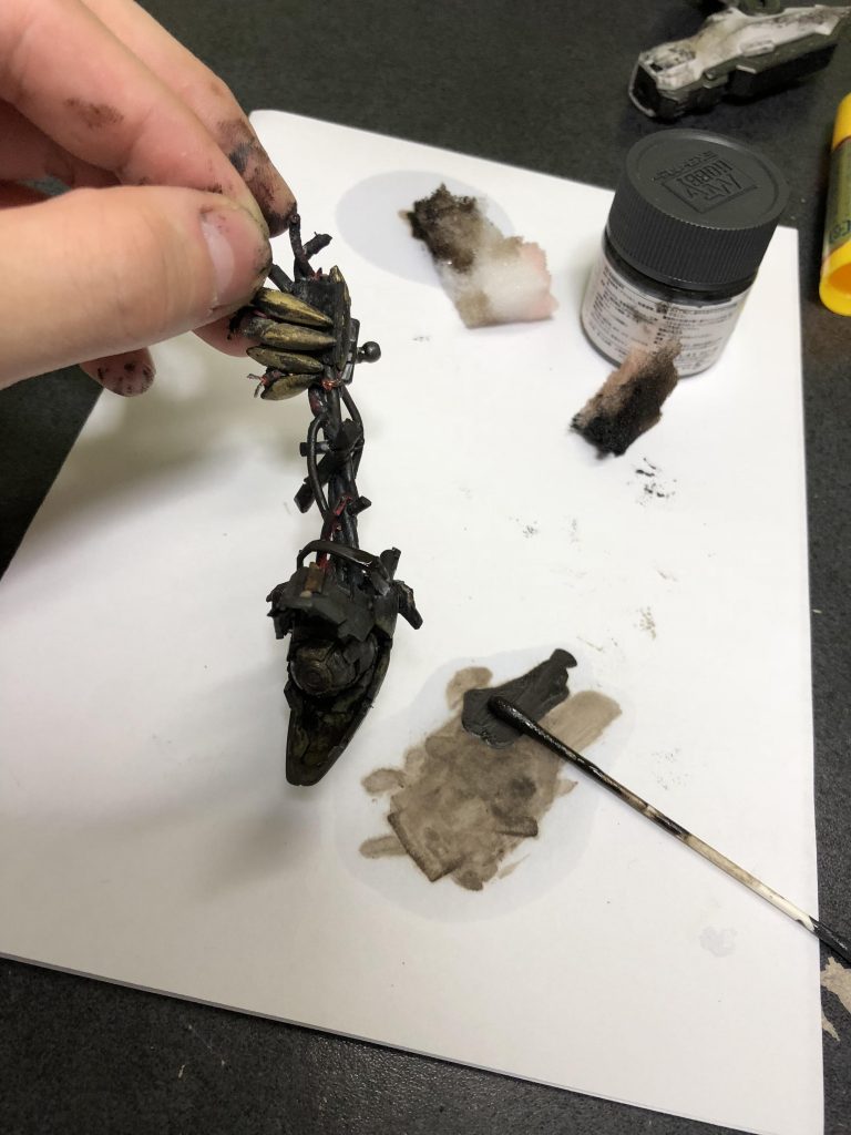 導線を使ってグレイズの首を再現し、バルバトスの指は全て切断した後に掴んでいるかのようにくっつけました