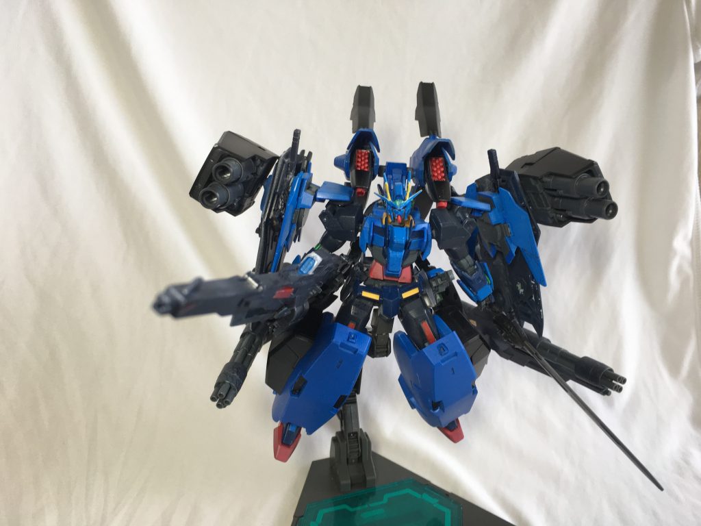 全身兵装に加え、脚部のヴァーチェの外装には自動で伸びるGNサーベルを埋め込み、格闘特化機体との不意の格闘戦にも対応。