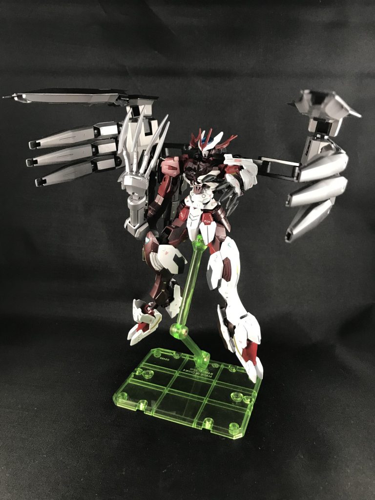 ## 射撃形態
バックパックに搭載のビッグアーム・ユニットが変形し、こちらも全部合わせて8本のビーム砲が展開されます。
特に親指の部分にあたる箇所のビーム砲は、ほかの指より大きいため、出力が高めです。
基本は親指のビーム砲を使用し戦闘を行います。