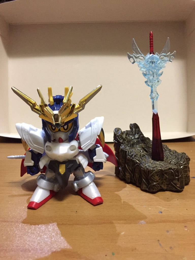 各種塗装前。
素体はナイトガンダム。兜&肩は孔明リガズィから。
メイン武器の大型ソードは炎の剣と闘刃丸の武器を組み合わせてます。