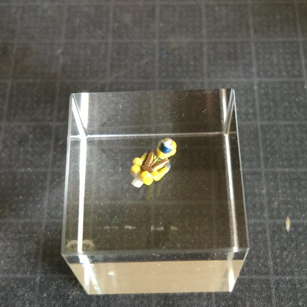 パイロットは連邦軍一般兵のイメージでイエローに塗装しました。