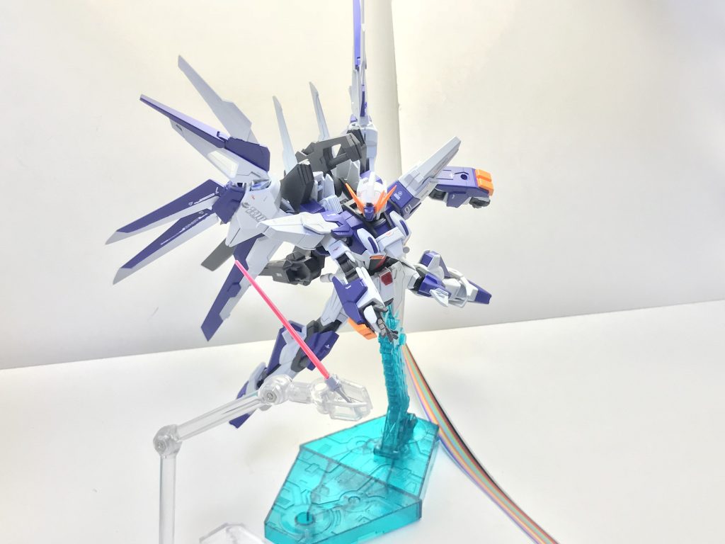 膝部ビームブーメラン、ニーベルンメッサー。マイダスメッサーの発展形という設定で製作されているが、出力の調整によってビームサーベルとしても使える以外にビームブーメランとして特筆すべき事項はない。むしろ非使用時はニークラッシャーとして打突に使えることが大きな特徴である。