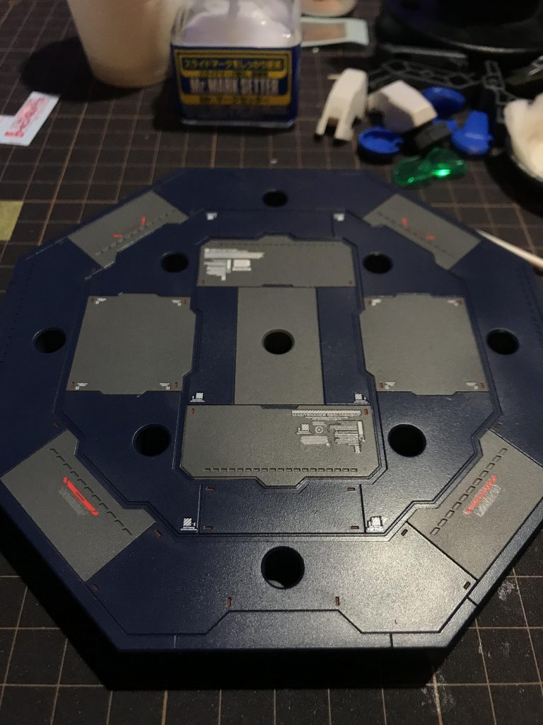 台座は、キットについていたものを適当に色分けし、レッドポイントとデカールで仕上げました!