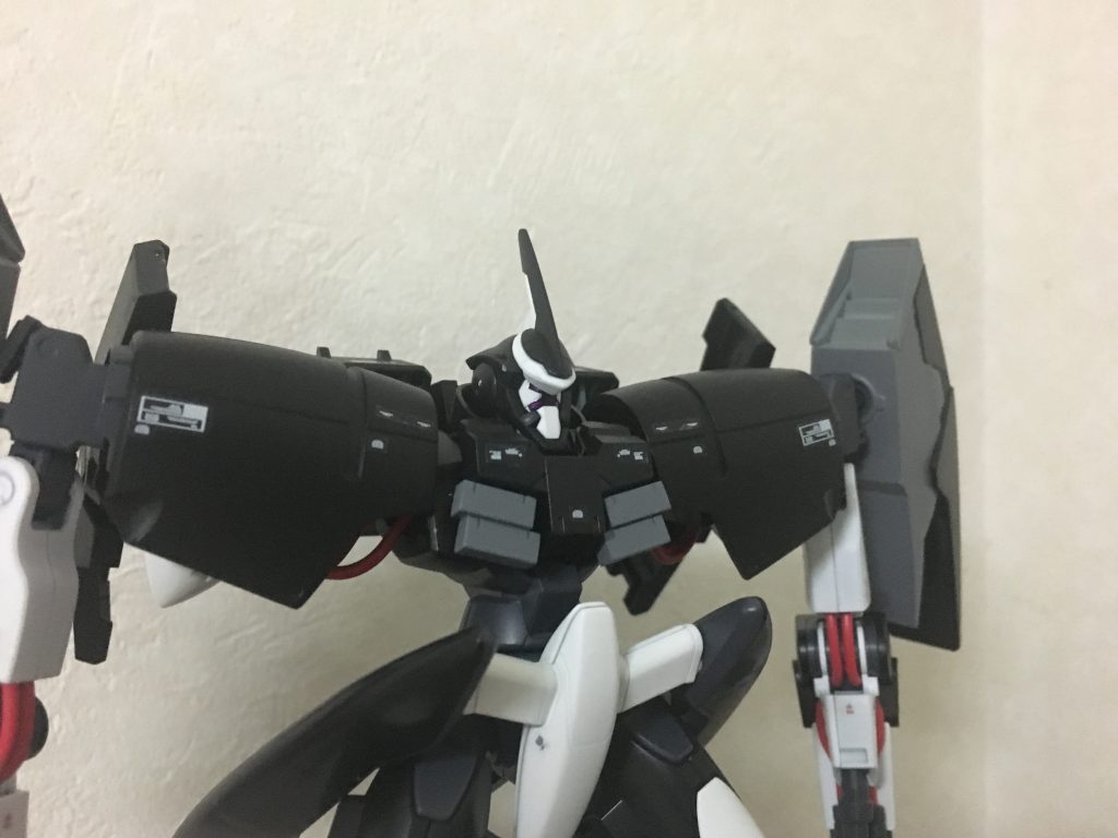 擬似ツインドライブシステムによる複雑な機体制御を行うためのセンサー増設と防御力向上のために大型化している。
ベース機のジンクス頭部にヘルメットのように覆いかぶさる形で装着される。
巨大なシルエットやカラーリング、頭部のアンテナが背びれのように見えることから
「戦場のシャチ」と呼ばれたという…
ここから下は設定以外の話になりますが
ぜひ見ていただければと思います🙇