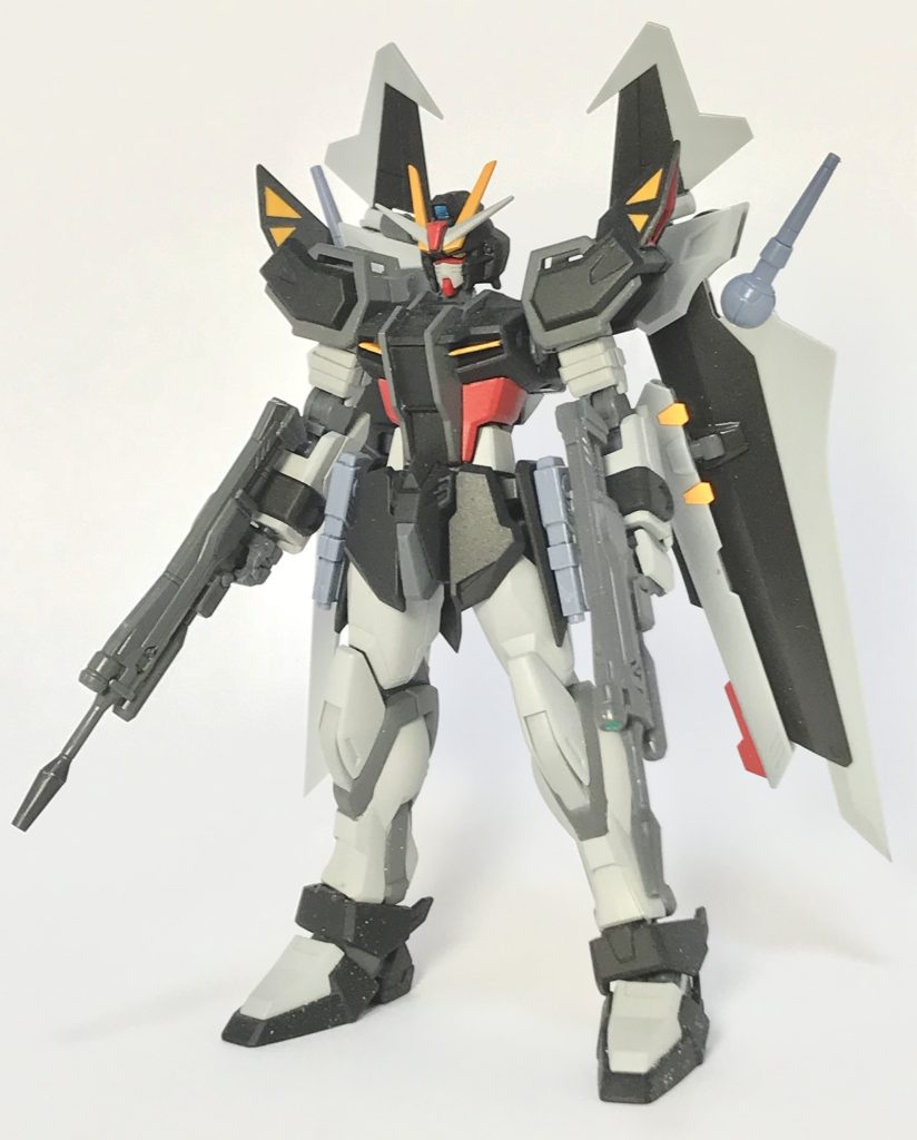 まずは素立ち。
ベースはHGCEストライクなので
プロポーションは良いです。
ストライクそのままのパーツがありますが、しっかりとノワールになってるかと思います。