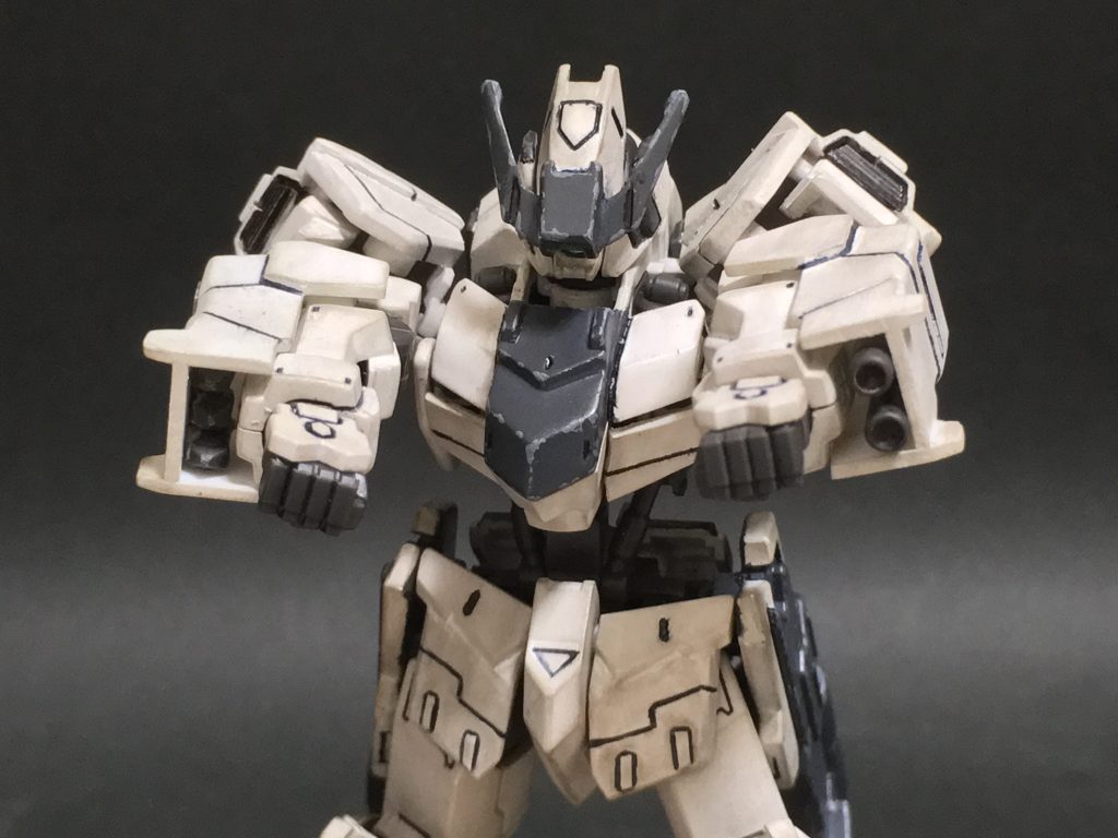 武装はシザーを備えたバスターソード、右腕のグレネード、左腕の連装機関砲です。