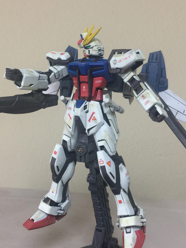 ゴッドビルドストライクガンダム Bタイプのアピールショットです。
両腕に 武装している ハイパービームキャノンは ビルドストライクフルパッケージの
ビルドブースターの大型ビームキャノンを
切り取って ハイパーカットソーで
1度 半分に カットして 3センチほど 切り取って 長さを短くして パテとプラ板で
製作しました。