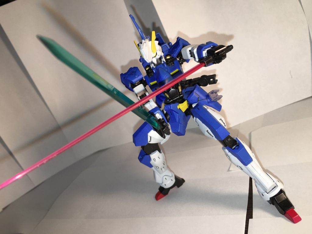 シールドもパージして二刀流、実体剣とビームサーベルの二刀流ってカッコいいですよね