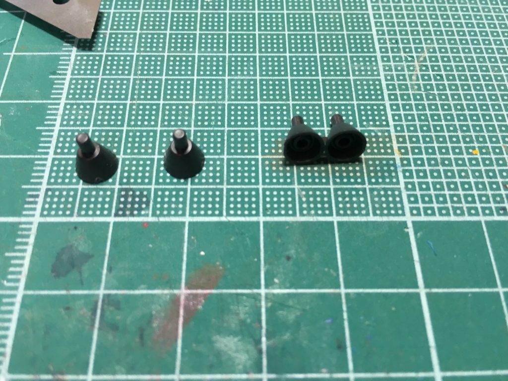 脛サイドに装着するスラスターユニット。縦に2つつながったバーニアは切除して整形、独立化してデイテールアップ。