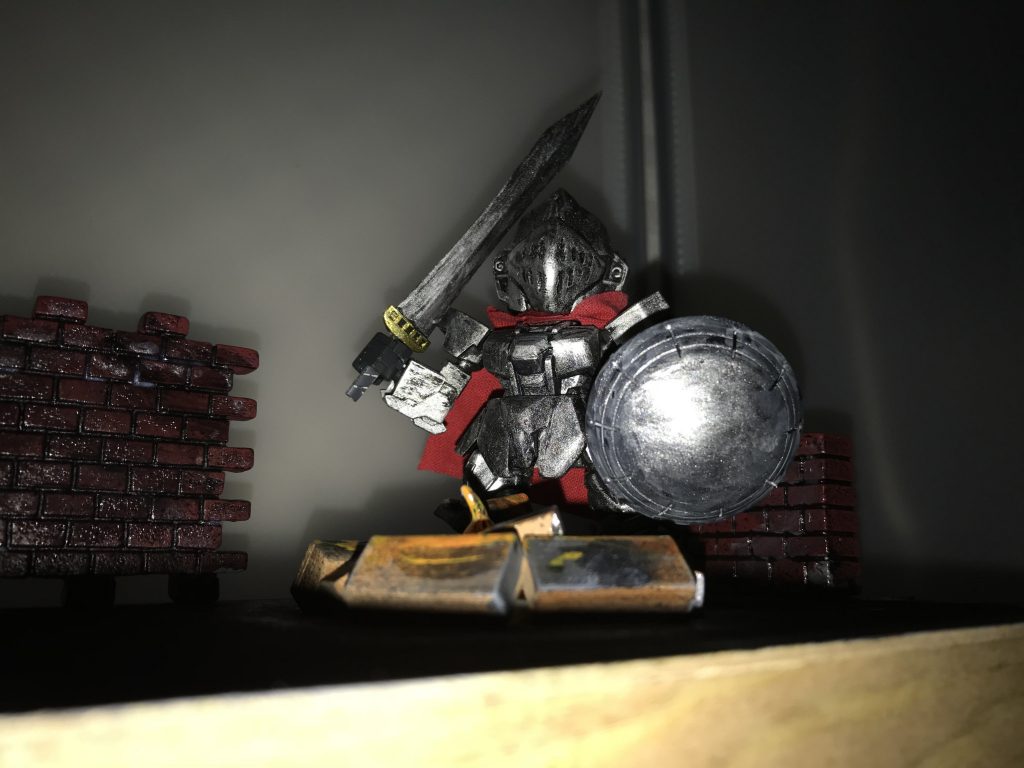 武器は少し大きな剣とシールドです。