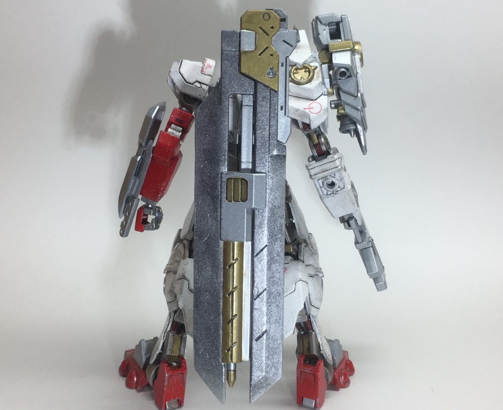 背中には大剣を背負っています!なかなか重たいですw