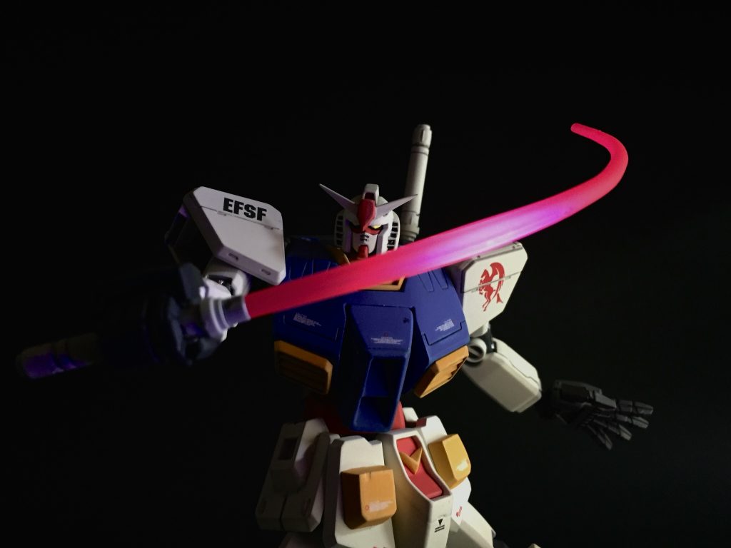 ビームサーベルは熱で曲げて蛍光ピンクで塗装しました。