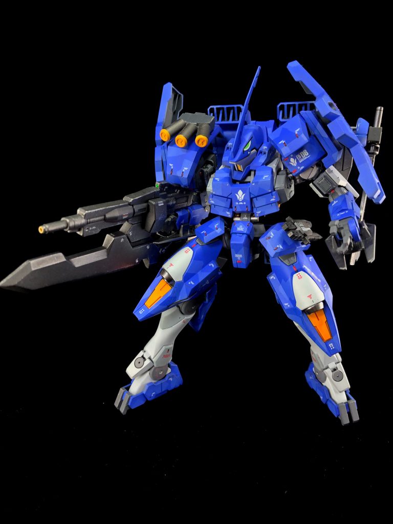 手持ち装備は鉄血ワールドに準じて全て実弾、物理兵器です。
210mmアンチマテリアルライフル×1
120mmライフル×1
バトルアックス×1
対ラミネート装甲コンバットナイフ×2
スモークディスチャージャー
シールド×2
装備を積みすぎないように意識しました