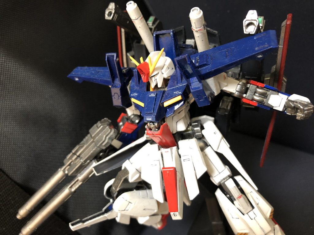 ・ビームバズーカ
バックパックのスラスター上部にそれぞれ2問装備。ZZⅱに搭載された物と同型で出力は高いが取り外しは出来ない。MS時には稼動して正面に撃つ事が出来る。
・頭部ハイメガキャノン
ZZを象徴する武装。出力は50メガワットで、コロニーレーザーの約20%に相当するとされ、MSが最終装甲内に装備する武装としては最強クラスの威力を有する。一射ごとのエネルギー消費量が大きく、連続使用は不可であるばかりか、本体の動作自体も一時的に出来なくなり、完全に無防備の状態になる為、あくまでも奥の手である。