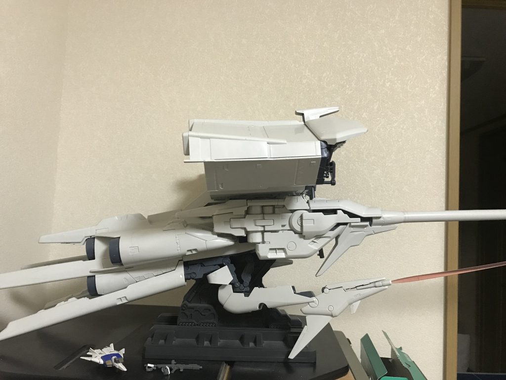 設定全長140mなだけあり、1/144でもきれいに1メートル弱あるという。手前のコアファイターは通常のHGUCステイメン単品にのみ付いてきます。なぜあるのかは後述…。