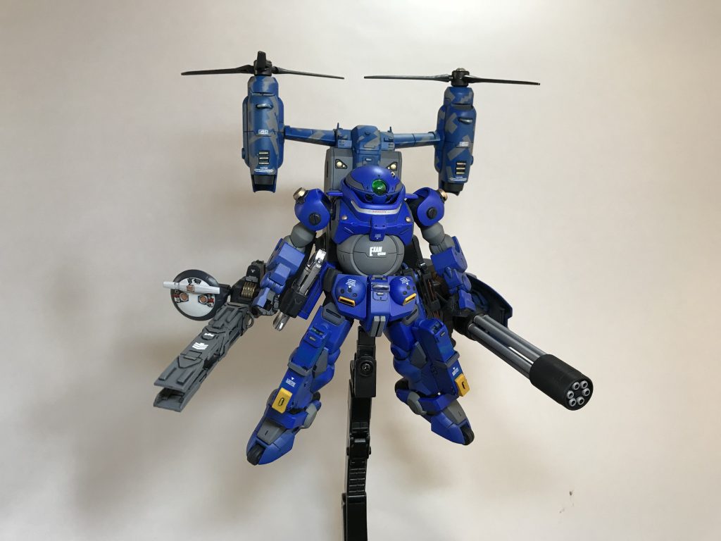 〜グリモア・キュアノス・ディアヴォロス〜
シャラシャー鹿が本気出しました。
一機で大軍を相手するという発想で改造を施した状態。
レールガン「REX」を装備。貫通力、破壊力共に最高クラス。レドームも装着され長距離でも高い精度を誇る。
ガトリング「レイヴン」と共に背中のコンテナにマウントされる。