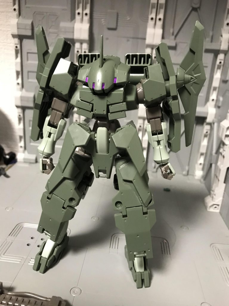 脚部には全面を覆うほどの装甲を接着し
肩も同様に、こっちは3ミリ穴接続