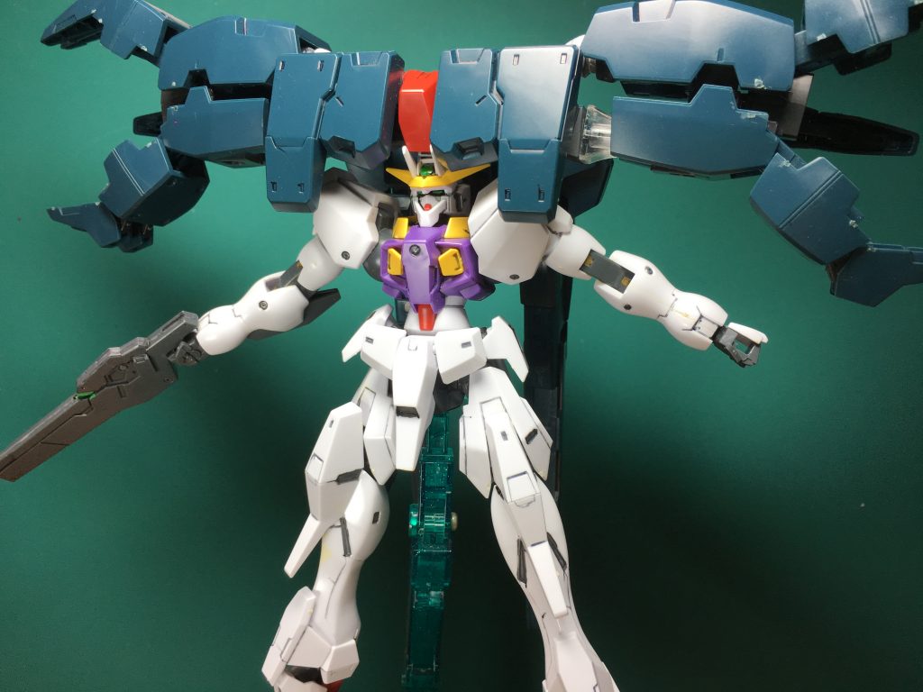 　全方位射撃とか言ってた形態。クローの関節はKPS不使用時代のものなのでヘタりが激しく、指自体の可動もあまり動かない印象です。ただし基部からグワッと開く迫力あるポーズは評価できるところです。