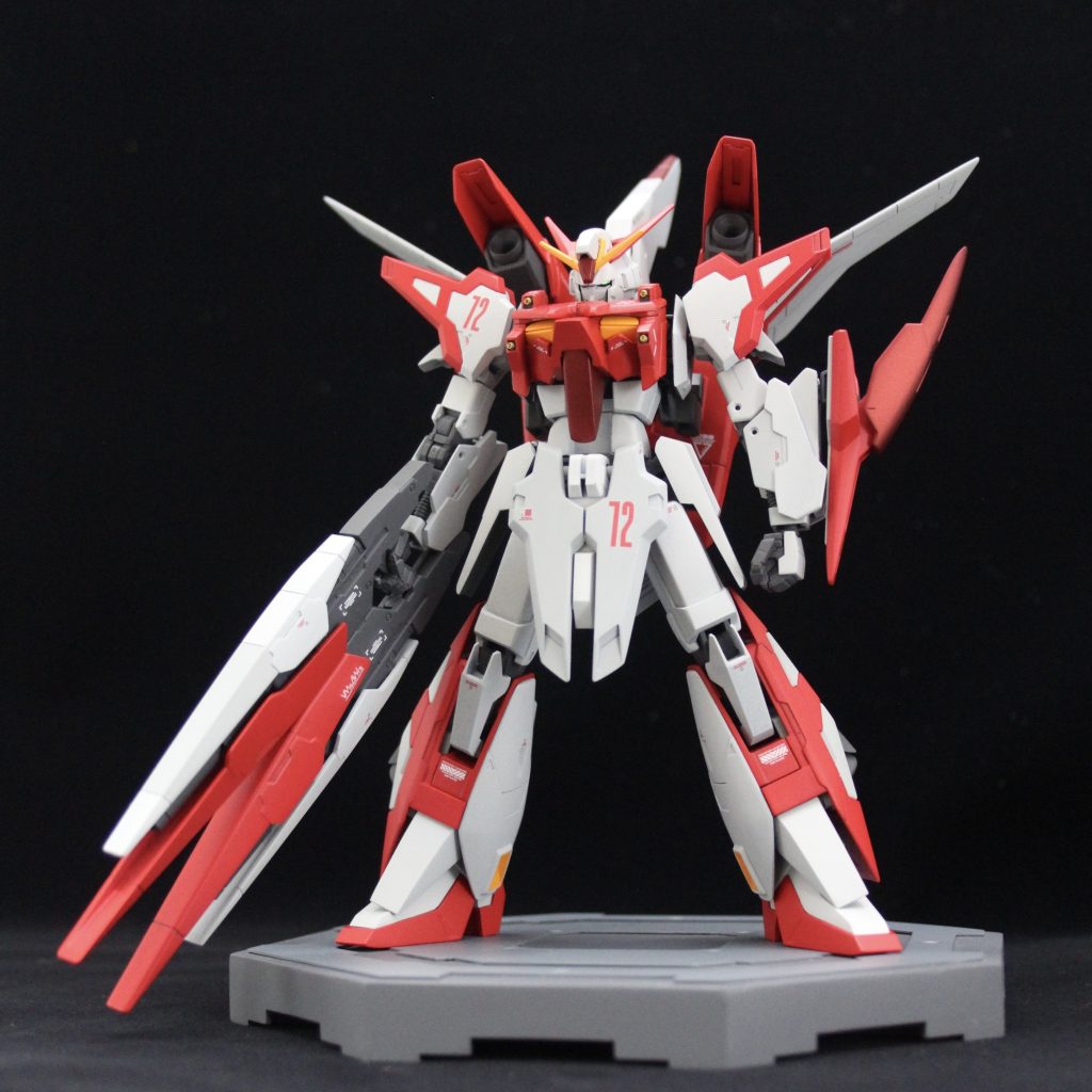 大きな改造はしていませんが、
ボディバランスをよりヒーローっぽく自然に仕上げるために、腹部を数ミリ延長し、股関節軸を外側にオフセットしてラインを整えています。