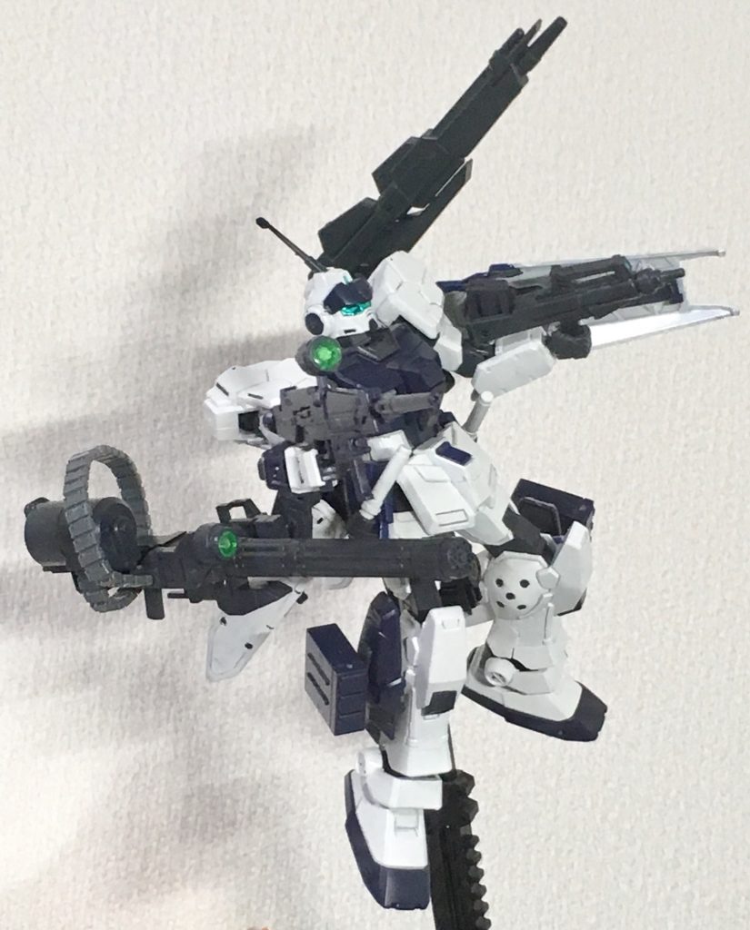 パーフェクト装備にするのに、接続フレームの反対側に付いてたガトリングの弾倉を銃身本体に接着してます。
空いた方にはすーぱーふみなのビームキャノン装備しました。