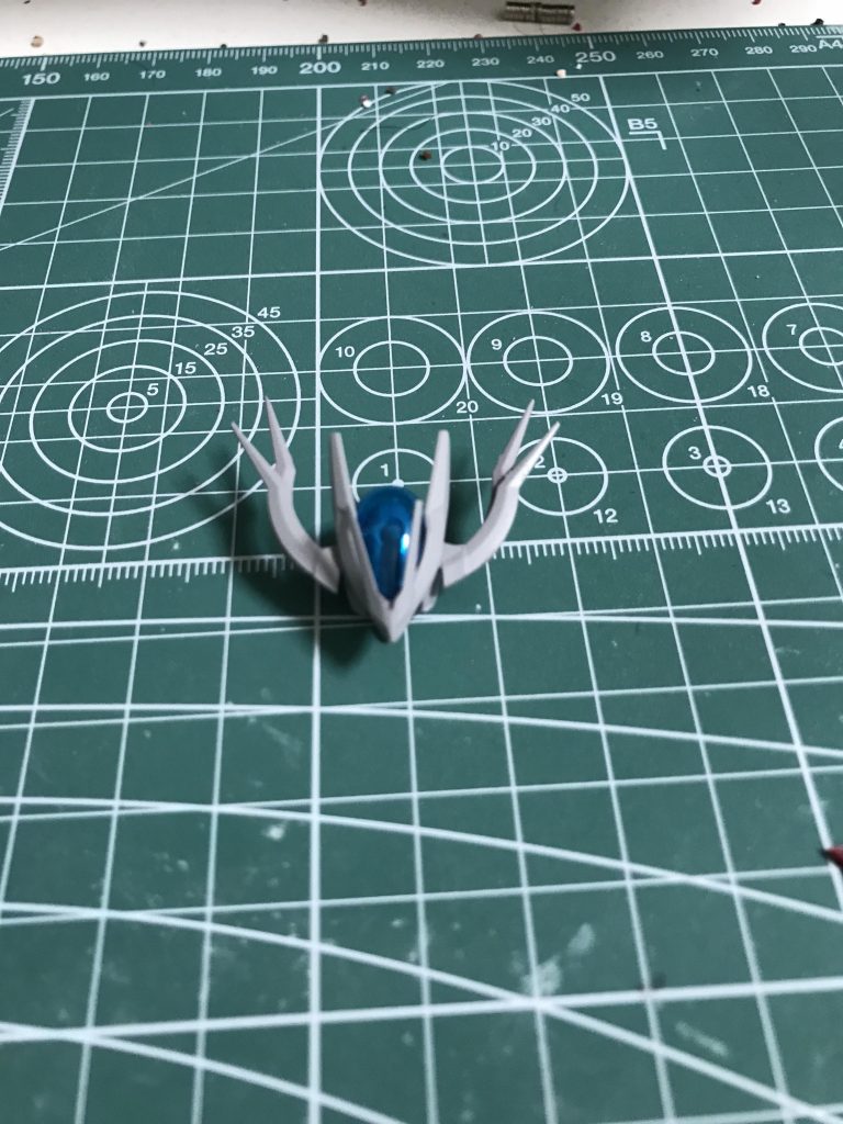 ## ヘッドパーツ改造その1
サフ吹き後にアイディアを思いつき、アンテナを拡張しました。
工数が増えてしまい、予定より投稿が遅れましたが、個人的には改造して良かったと思っています。