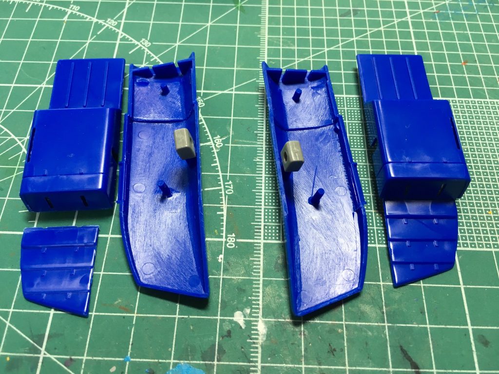 　バックパック後部のフィンは塗り分けのためにエッチングソーで分割。内部にダボの類は皆無なので、プラ板で2mm底面をかさ上げしてからエポキシパテで内部をある程度埋め、塗装後に接着固定できるようにしました。