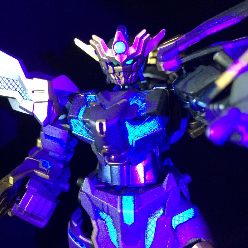 ルミナスカラーやエナメルの蛍光カラーで塗装した箇所がブラックライトで光ります