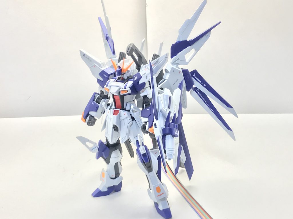 正面。背部のアブソリュートストライカーが目立つものの、取り回しのいい武装は本体に集中されているため、ストライカーを失っても継続しての戦闘行動が可能となっている。